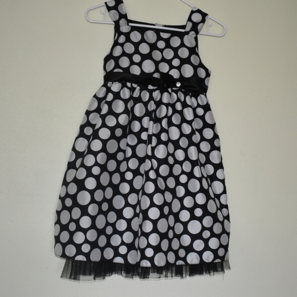 Polka dot dress with ribbon